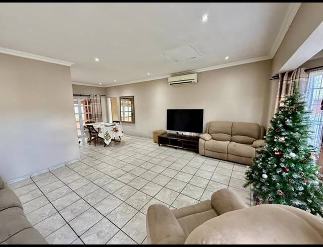 3 BEDROOM TOWNHOUSE FOR SALE IN HAYFIELDS